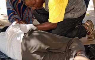 Grégoire Ahongbonon ayudando a un enfermo encadenado (Vía Facebook @Les Amis de la Saint-Camille)