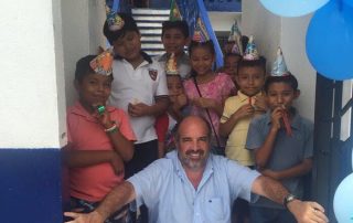 Jorge Ocaranza con alumnos de Casa para Niños